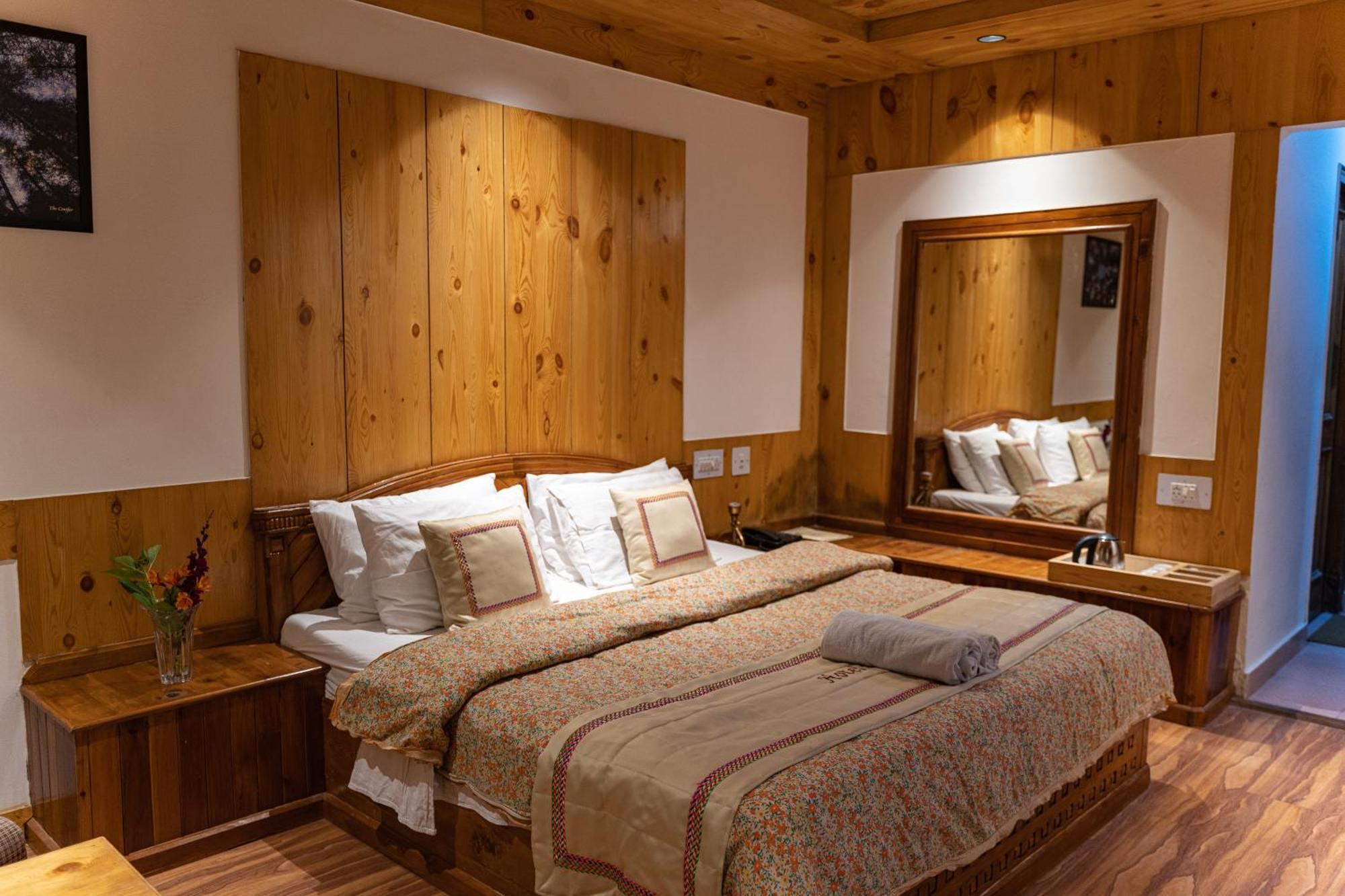 The Conifer Hotel Manāli Kültér fotó
