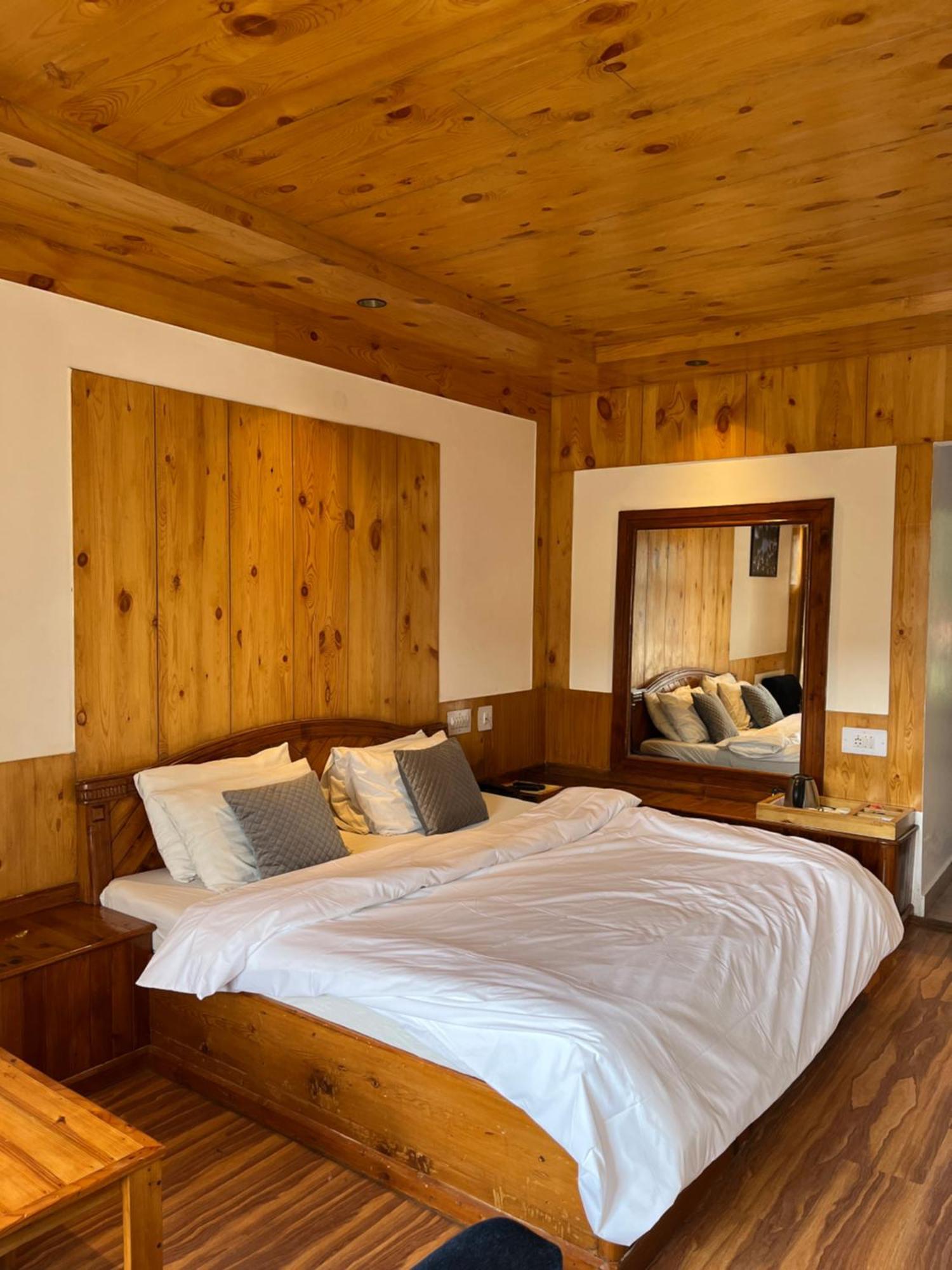 The Conifer Hotel Manāli Kültér fotó